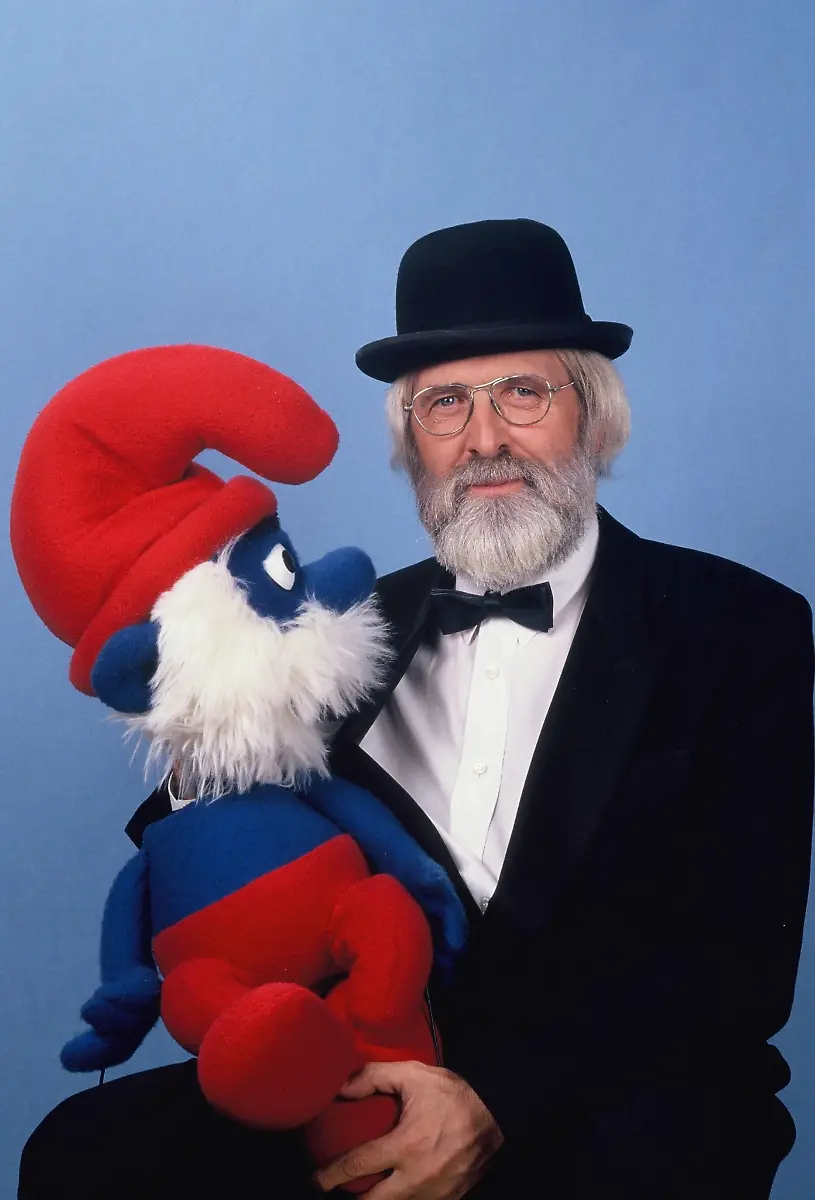 Vader-Abraham-buergerlich-Pierre-Kartner-mit-Schlumpf-im-Arm