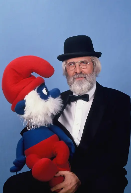 Vader-Abraham-buergerlich-Pierre-Kartner-mit-Schlumpf-im-Arm