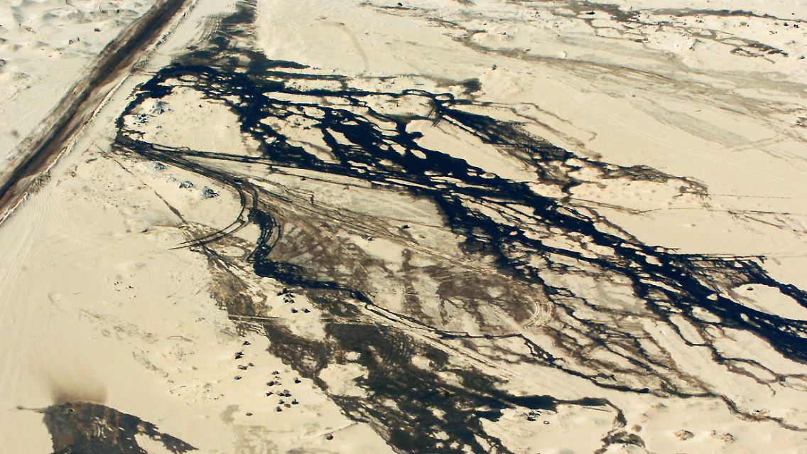 Ölspuren in der libyschen Wüste.