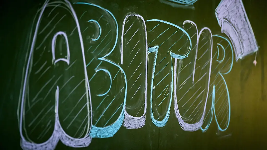 Abitur-steht-auf-einer-Tafel-im-Klassenzimmer-eines-Gymnasiums