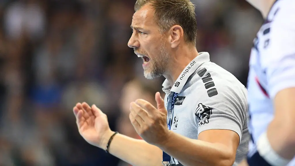 Trainer-Maik-Machulla-gestikuliert