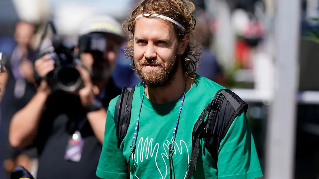 Aston-Martin-Pilot-Sebastian-Vettel-geht-durch-das-Fahrerlager