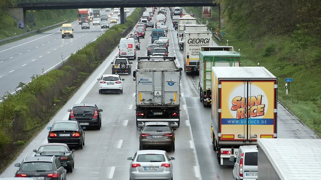Fahrzeuge-stauen-sich-auf-der-Autobahn-4-bei-Koeln