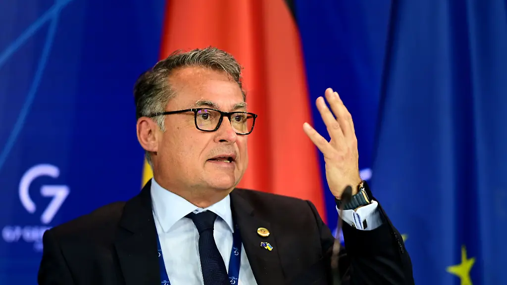 2022-05-20T132040Z-2075562587-RC21BU9EYRJ7-RTRMADP-3-GERMANY-G7