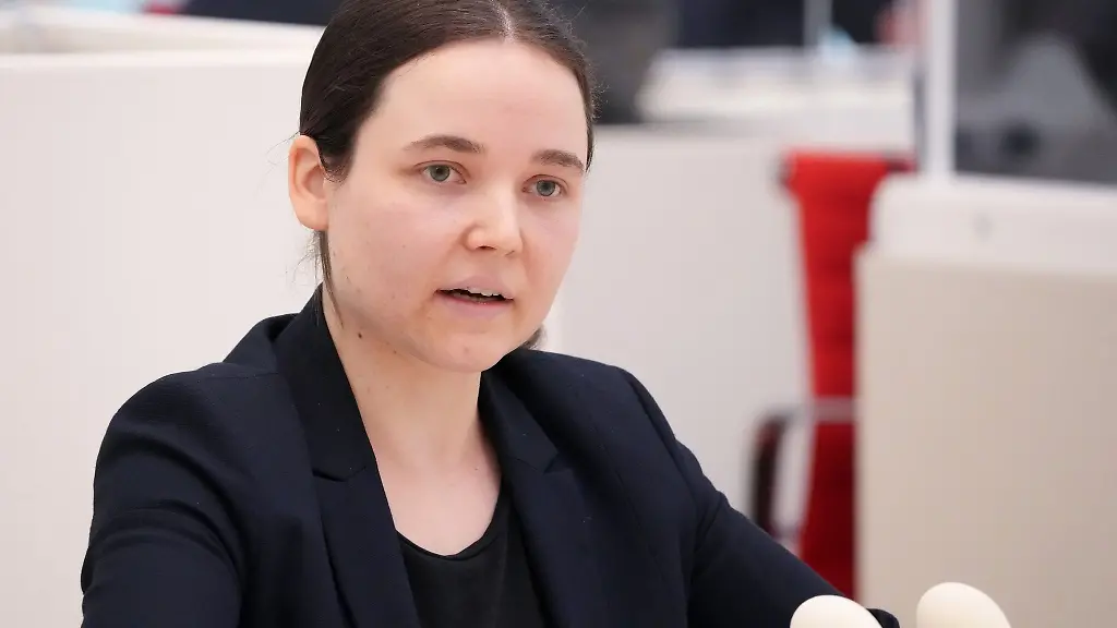 Marie-Schaeffer-Buendnis-90-Die-Gruenen-spricht-waehrend-der-Landtagssitzung
