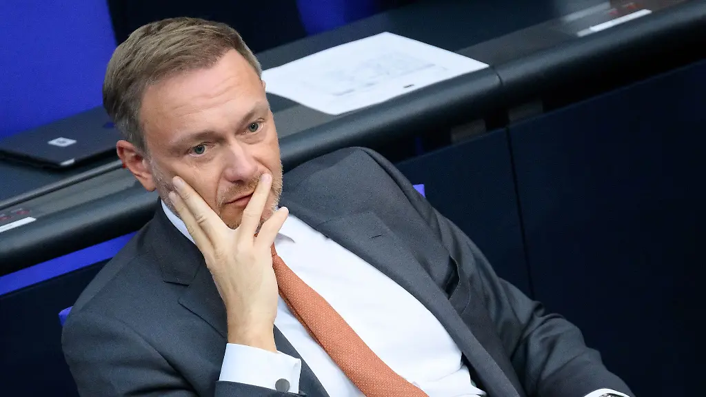 Finanzminister-Christian-Lindner-FDP-sitzt-in-der-Plenarsitzung-im-Deutschen-Bundestag