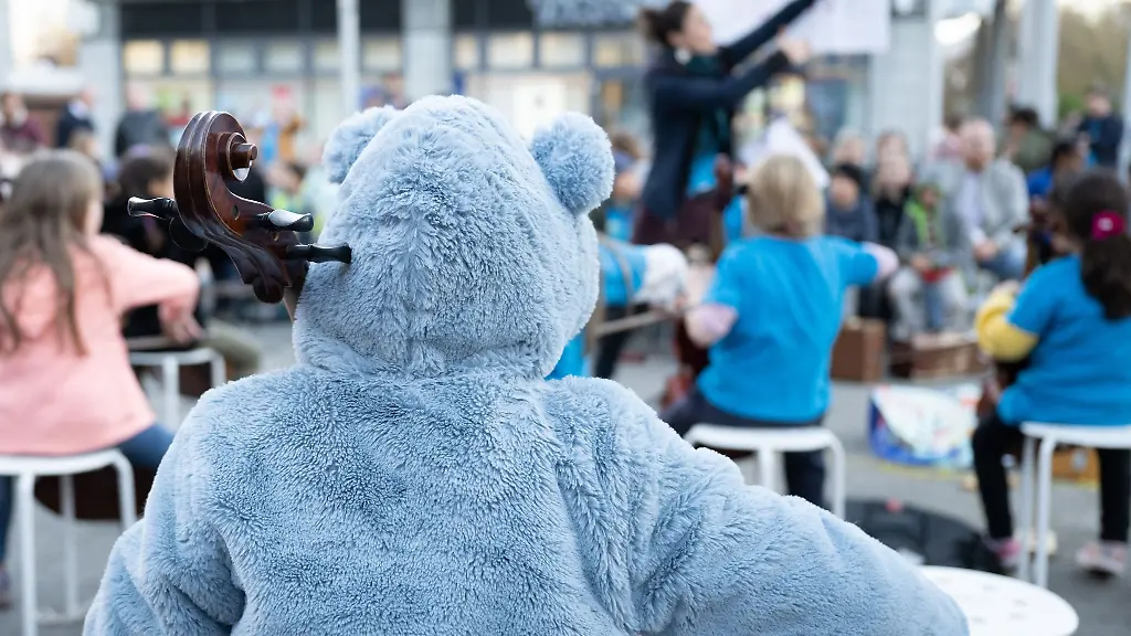 Die-Musiker-der-Saechsischen-Staatskapelle-Dresden-musizieren-vor-dem-Prohliszentrum-gemeinsam-mit-dem-Verein-Musaik-Grenzenlos-musizieren-e-V