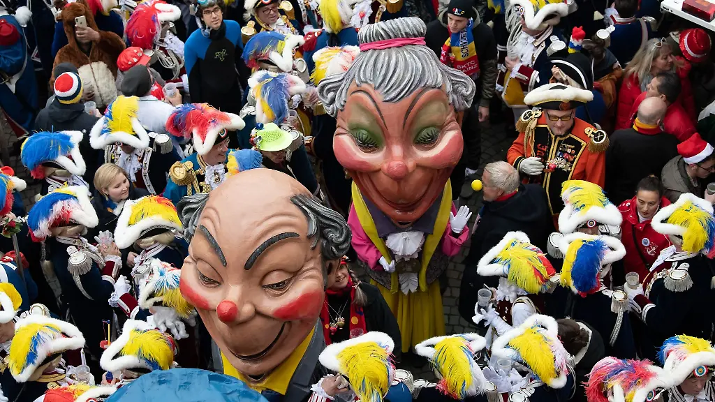 Die-Mainzer-Schwellkoepp-gehen-durch-die-Menge-der-feiernden-Narren