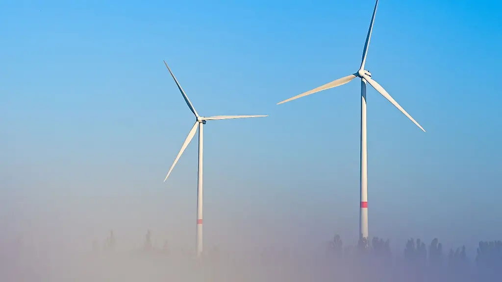 Windenergieanlagen-im-Morgennebel