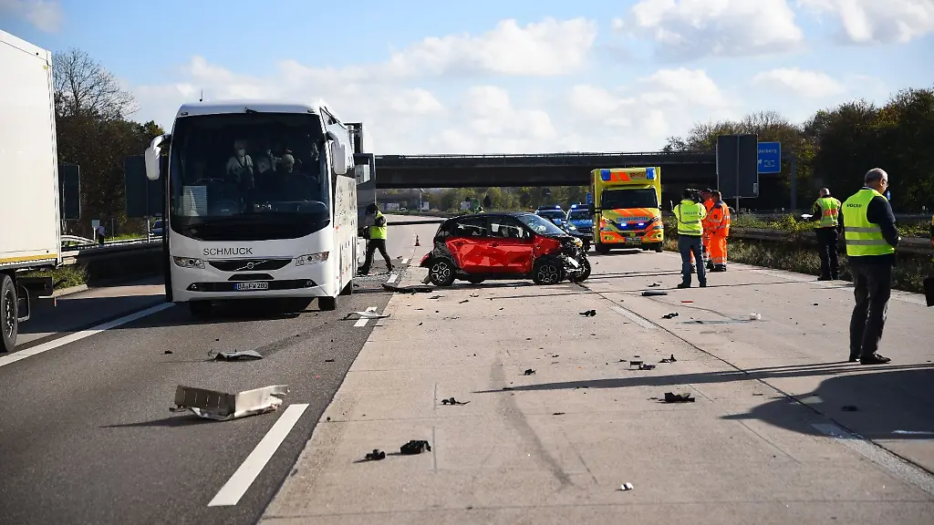 Einsatzkraefte-begutachten-eine-Unfallstelle-auf-der-Autobahn-6-mit-einem-voll-besetzten-Reisebus