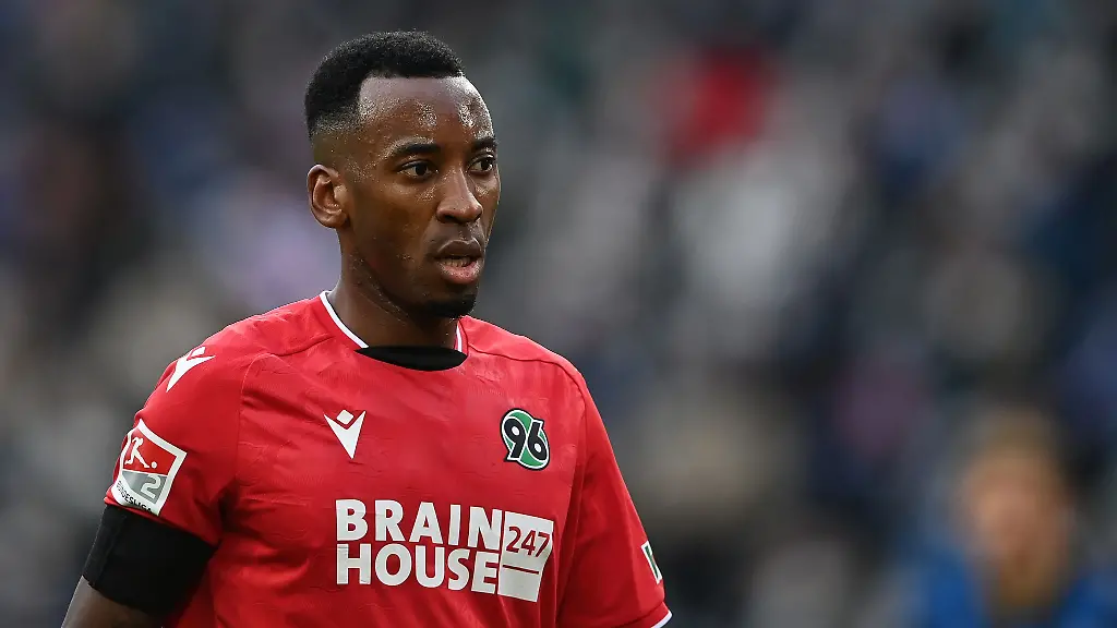 Hannover-96-Hannovers-Gael-Ondoua-steht-auf-dem-Feld