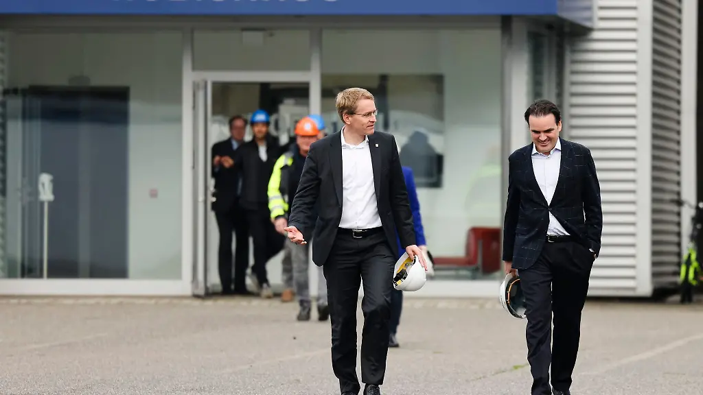 Schleswig-Holsteins-Ministerpraesident-Daniel-Guenther-l-CDU-und-Philipp-Maracke-Geschaeftsfuehrer-der-Nobiskrug-Werft