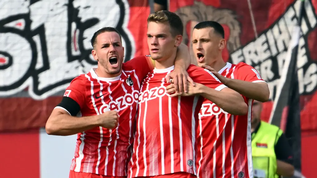 Freiburgs-Christian-Guenter-l-r-Matthias-Ginter-und-Maximilian-Eggestein-bejubeln-ein-Tor