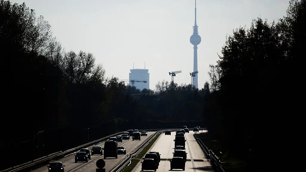 Der-Verkehr-fliesst-auf-der-Autobahn
