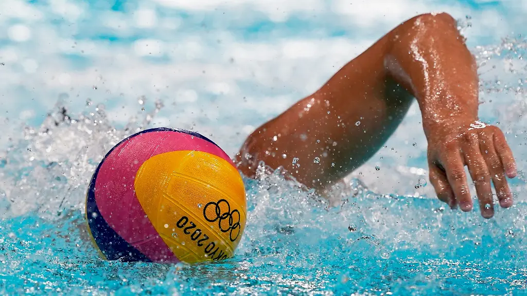 Ein-Spieler-schiebt-den-Ball-vor-sich-her
