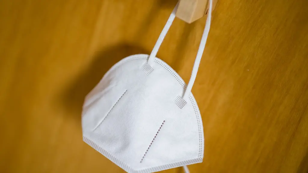 Eine-Corona-Maske-liegt-auf-einem-Tisch