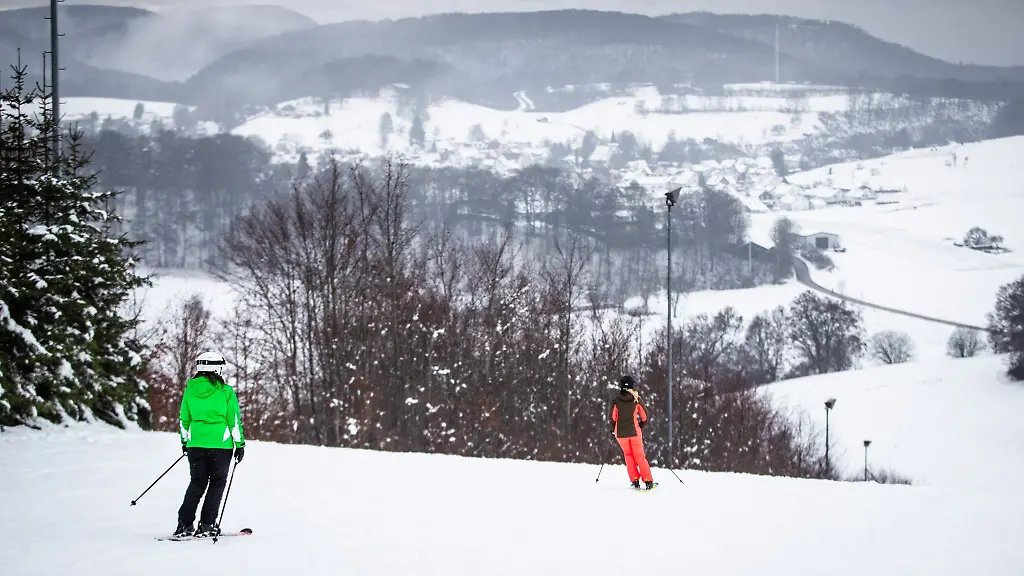 Skifahrer-fahren-in-Lichtenstein-ueber-die-Piste
