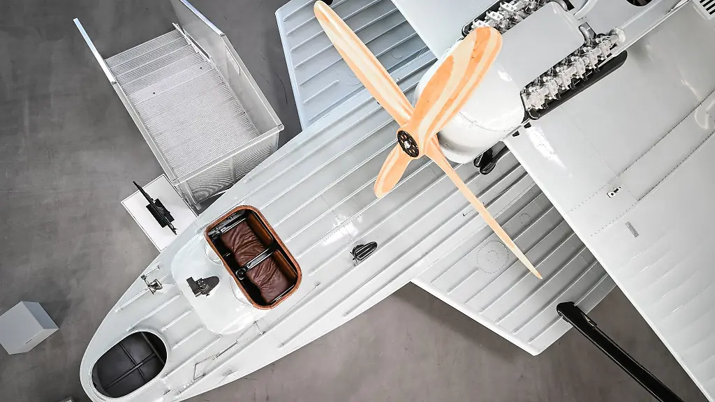 Ein-Nachbau-des-Dornier-Flugboots-Wal-steht-im-Dornier-Museum