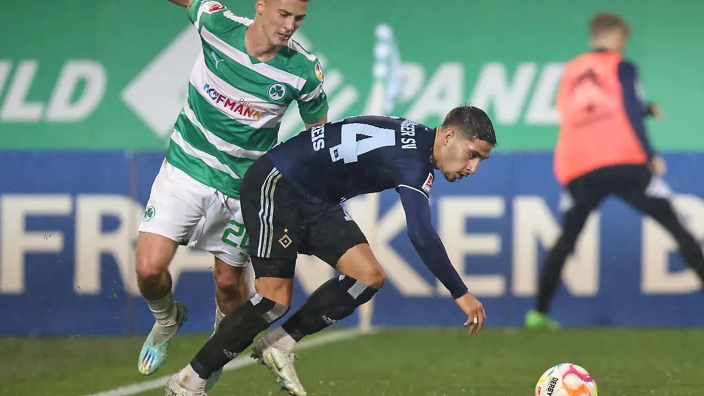 Fuerths-Tobias-Raschl-l-kaempft-mit-Hamburgs-Ludovit-Reis-um-den-Ball