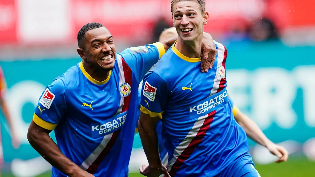 Braunschweigs-Torschuetze-Lion-Lauberbach-r-jubelt-mit-Anton-Donkor-ueber-das-Tor-zum-0-1