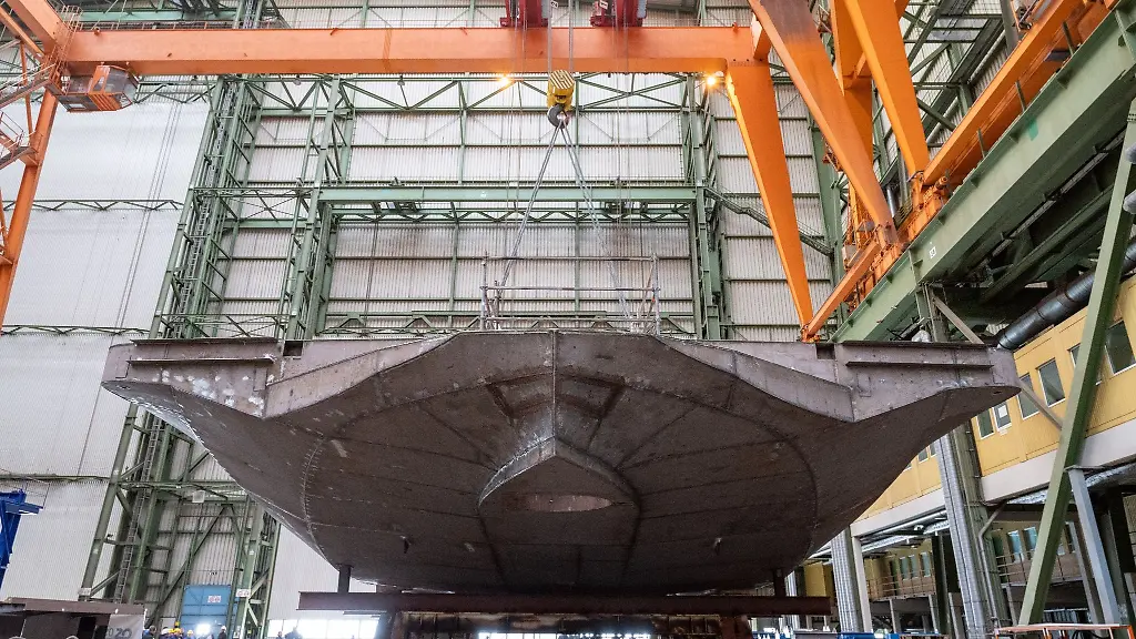 Ein-Bauteil-der-neuen-Elektro-Autofaehre-steht-bei-der-feierlichen-Kiellegung-in-der-Schiffbauhalle