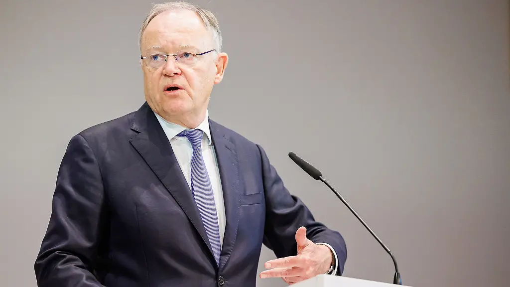 Stephan-Weil-SPD-Ministerpraesident-von-Niedersachsen-spricht-waehrend-einer-Pressekonferenz