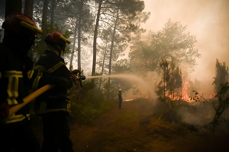 2022-07-18T163158Z-1790375558-RC2FEV9FRK40-RTRMADP-3-EUROPE-WEATHER-FRANCE-WILDFIRES