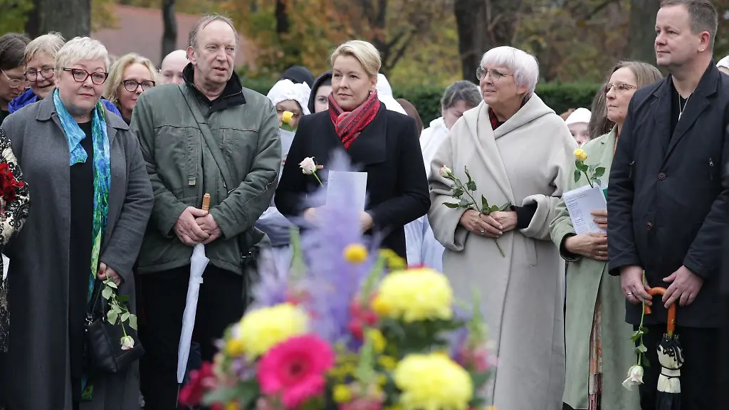 Evelyn-Zupke-l-r-SED-Opferbeauftragte-Tom-Sello-Berliner-Aufarbeitungsbeauftragter-Franziska-Giffey-SPD-Regierende-Buergermeisterin-Claudia-Roth-Buendnis90-Die-Gruenen-Kulturstaatsministerin-Hildigund-Neubert-vom-Buergerbuero-und-Klaus-Lederer-Die-Linke-Kultursenator-nehmen-zum-33-Jahrestag-des-Mauerfalls-in-der-Gedenkstaette-Berliner-Mauer-an-der-zentralen-Gedenkfeier-teil