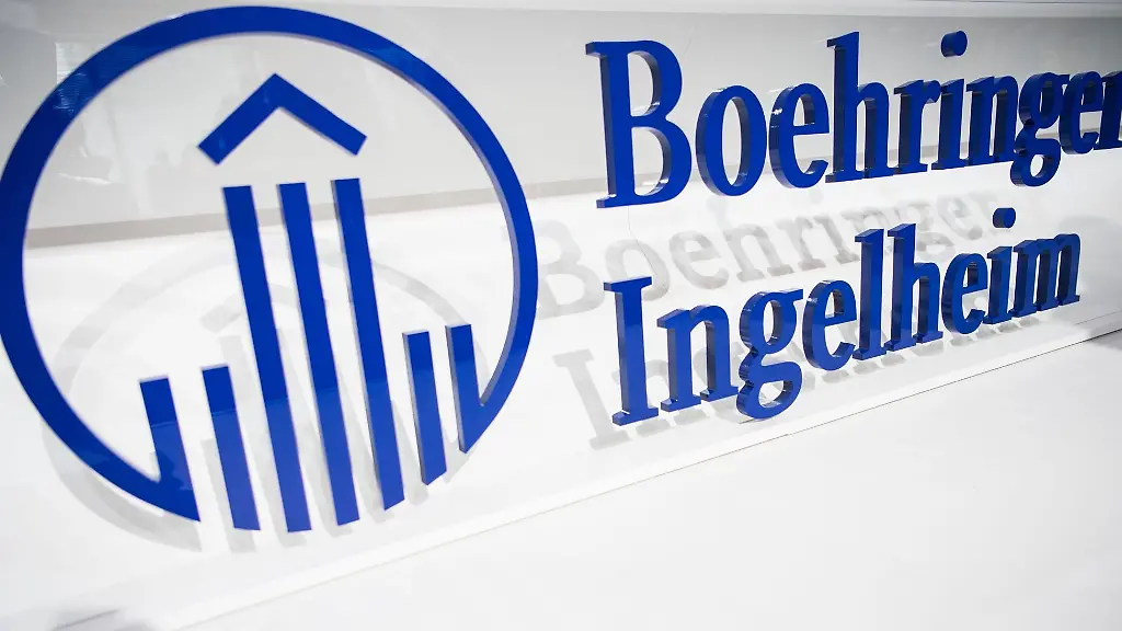 Der-Schriftzug-des-Pharmaunternehmens-Boehringer-Ingelheim-steht-auf-Plexiglas