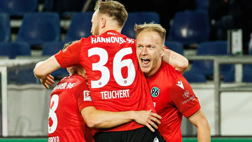 Hannovers-Havard-Nielsen-r-jubelt-mit-seinen-Mitspielerin-nach-seinem-Tor-zum-1-0
