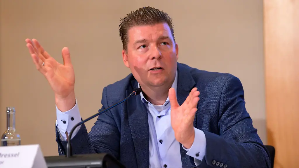 Hamburgs-Finanzsenator-Andreas-Dressel-SPD-nimmt-an-einer-Pressekonferenz-teil