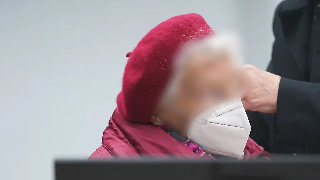 Die-Angeklagte-Irmgard-F-wird-zu-Beginn-des-Prozesstages-in-den-Gerichtssaal-gebracht