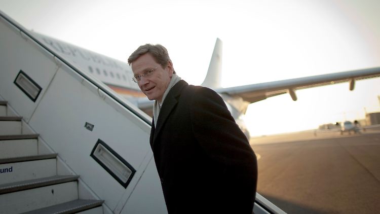 Westerwelle steigt in Berlin in das Regierungsflugzeug.