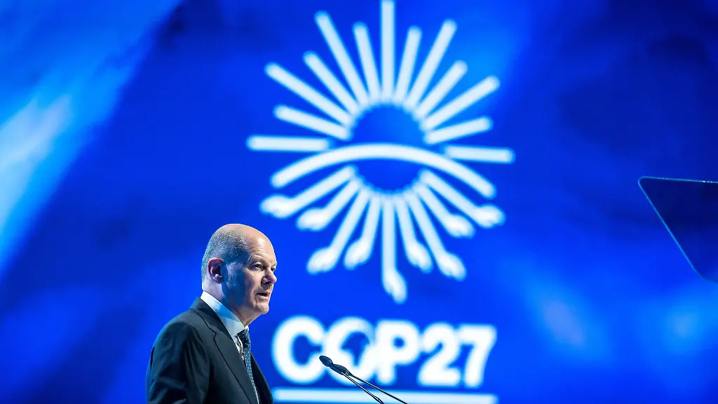 Bundeskanzler-Olaf-Scholz-spricht-bei-der-Weltklimakonferenz-COP27