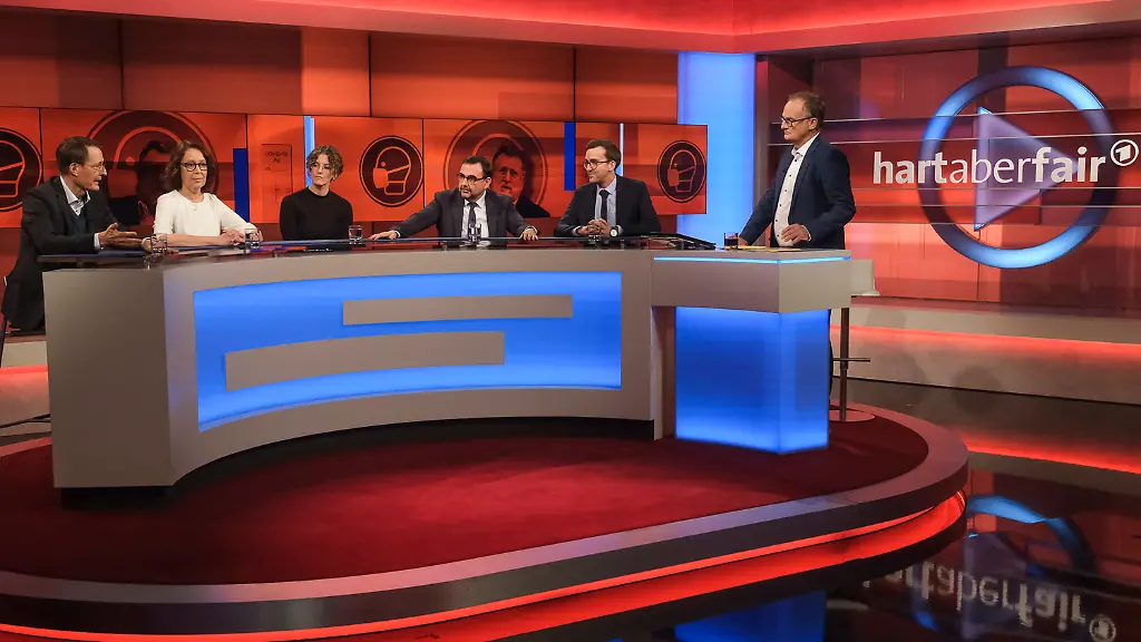 Karl-Lauterbach-SPD-Bundesgesundheitsminister-Christina-Berndt-Wissenschaftsredakteurin-Lisa-Schlagheck-Fachgesundheits-und-Krankenpflegerin-Klaus-Holetschek-CSU-Martin-Machowecz-Journalist-diskutieren-mit-Moderator-Frank-Plasberg