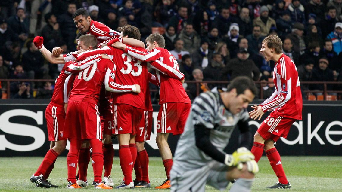 Geschlagen: Während die Bayern das Siegtor feiert, grübelt Inter-Keeper Julio Cesar über seinen schweren Fehler nach.