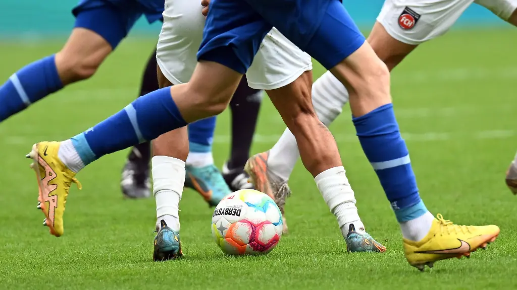 Fussballspieler-kaempfen-um-den-Ball