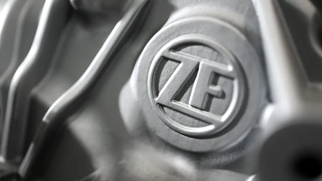 Das-Logo-des-Automobilzulieferers-ZF-ist-auf-einem-Elektromotor-zu-sehen