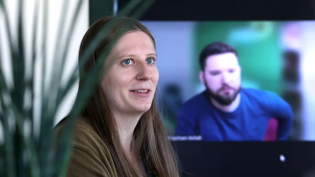 Co-Landesvorsitzende-Madeleine-Linke-spricht-im-dpa-Interview-waehrend-der-Co-Vorsitzende-Dennis-Helmich-auf-einem-Bildschirm-live-zugeschaltet-ist