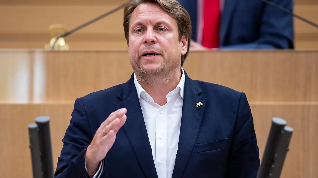 Boris-Weirauch-spricht-auf-einer-Sitzung-des-Landtags