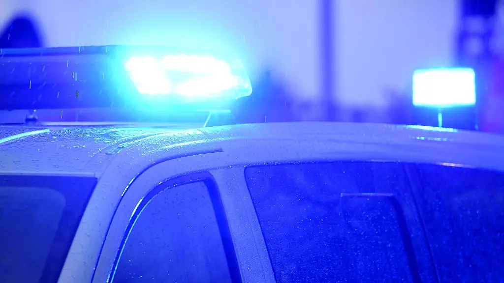 Blaulichter-leuchten-auf-dem-Dach-eines-Polizeifahrzeugs