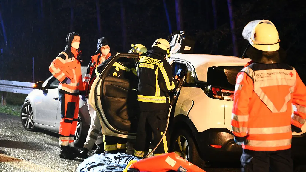Retter-arbeiten-an-den-verunfallten-Autos-auf-dem-Seitenstreifen-der-A67