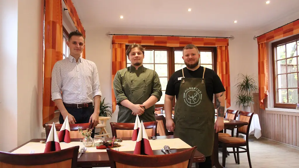 Geschaeftsfuehrer-Lange-l-r-Koch-Ranneberg-und-Service-Mitarbeiter-Hagenow-stehen-in-einem-Speiseraum-des-Hotel-Restaurants-Hubertus