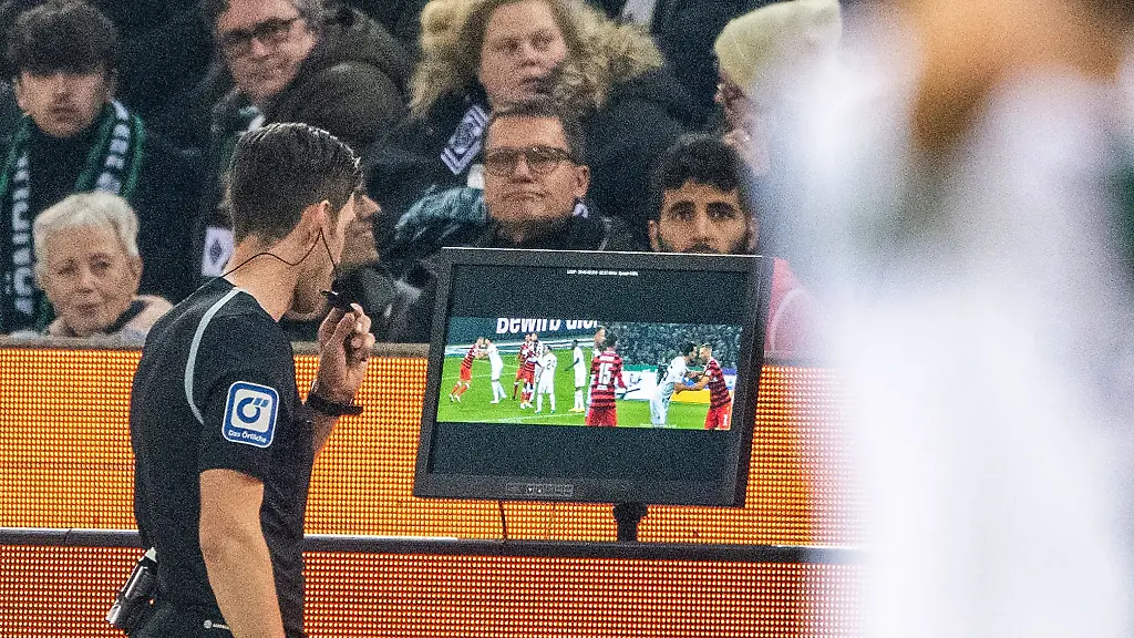 Schiedsrichter-Matthias-Joellenbeck-prueft-per-Videobeweis