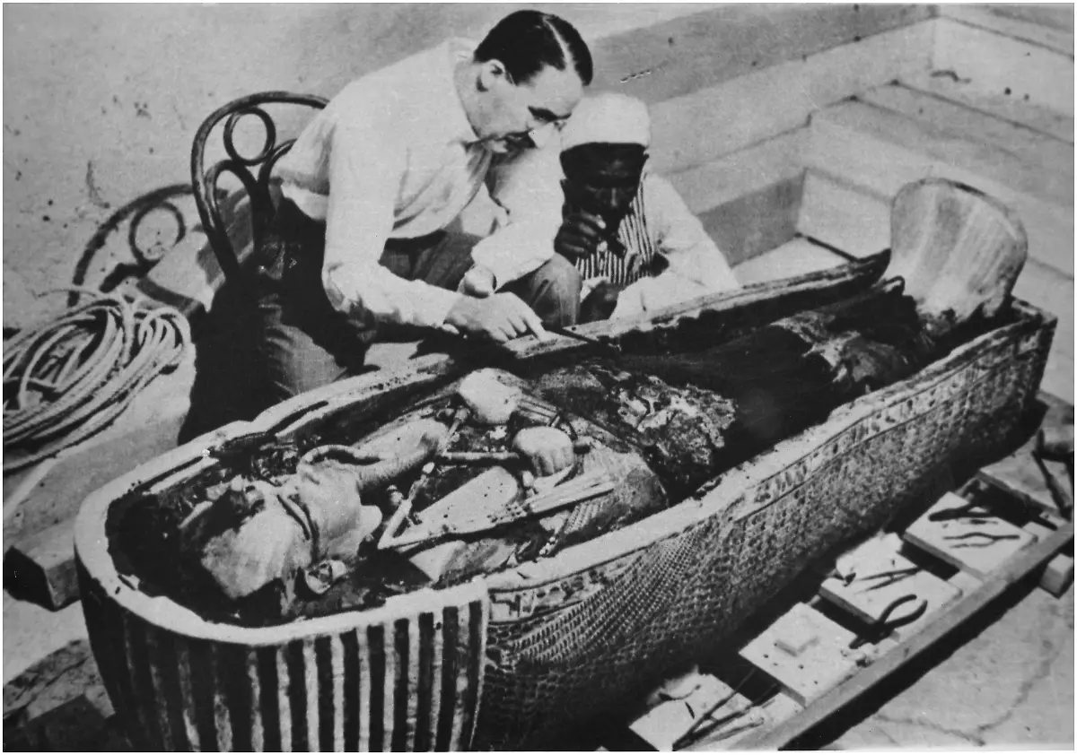 Carter-bei-O-ffnung-des-Grabes