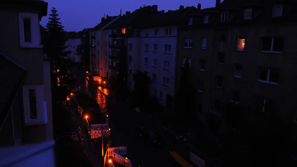 Bei-einem-Stromausfall-koennen-nur-noch-akkubetriebene-Leuchten-fuer-etwas-Helligkeit-im-Dunkeln-sorgen