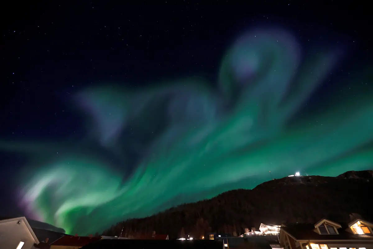 2022-11-02T205421Z-627464209-RC2SDX9QWVBN-RTRMADP-3-NORWAY-NORTHERN-LIGHTS