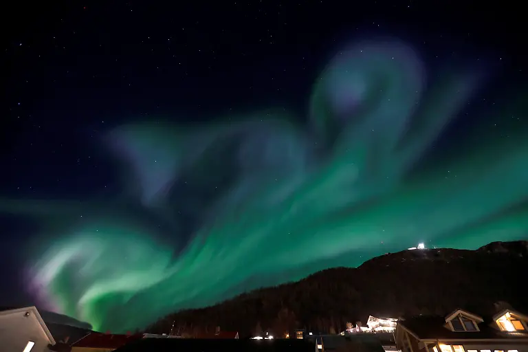 2022-11-02T205421Z-627464209-RC2SDX9QWVBN-RTRMADP-3-NORWAY-NORTHERN-LIGHTS