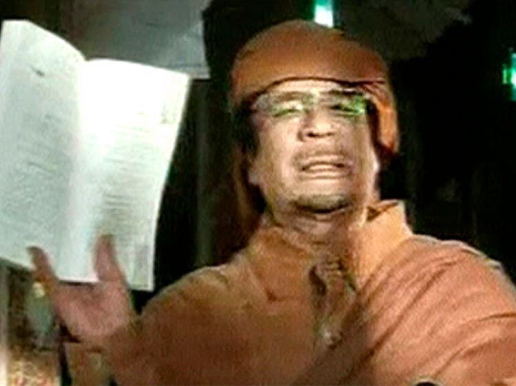 Bei seinem Fernsehauftritt am 22. Januar liest Gaddafi auch aus seinem "Grünen Buch" vor. Den Demonstranten droht er mit einem Massaker "ähnlich wie auf dem Tiananmen-Platz" in Peking 1989.
