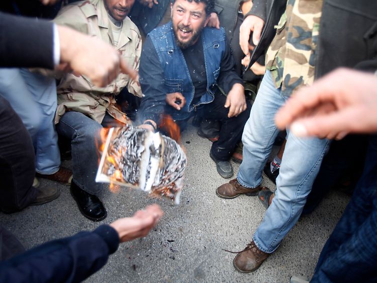 Bruch mit dem System: In Tobruk verbrennen Demonstranten ein Exemplar des "Grünen Buchs" von Gaddafi.